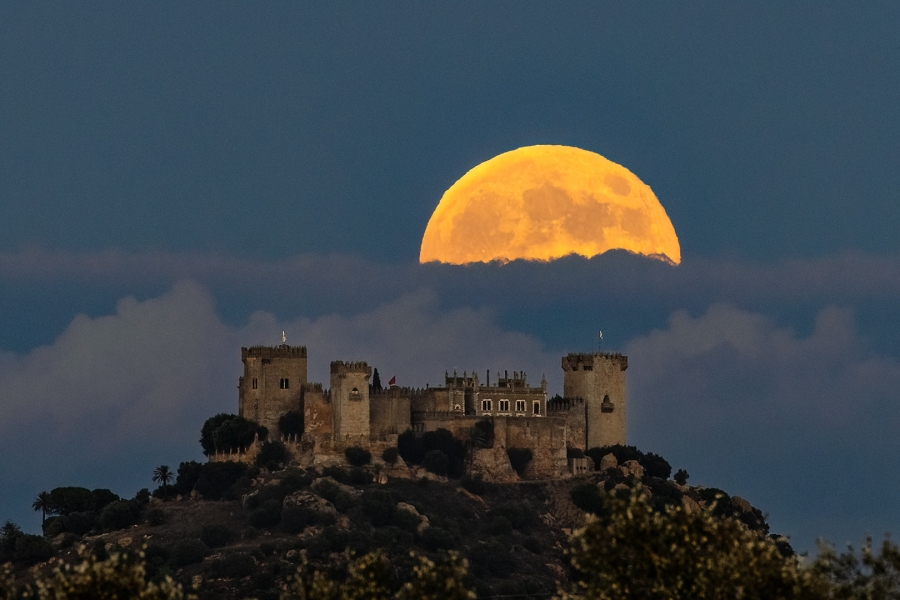 Luna llena sobre Almodóvar del Río